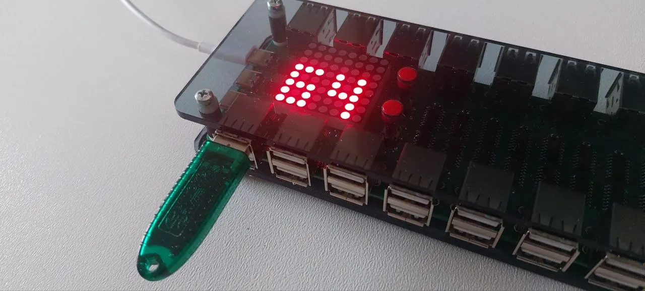 USB Selector 64: дисплей показывает подключённый порт 64, в разъёме Рутокен