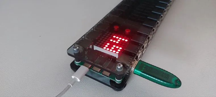 Торец коммутатора с выходами USB-C